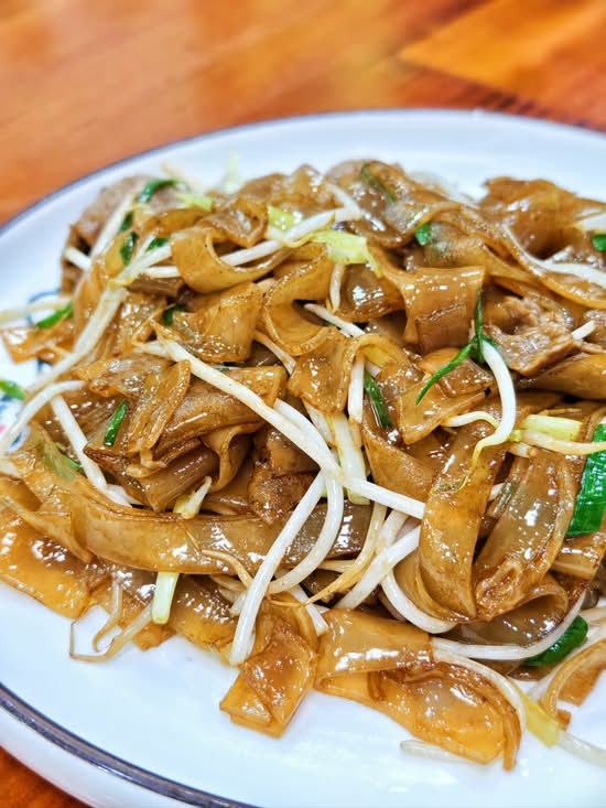 Stir-Fried Rice Noodle With Beef (干炒牛河）